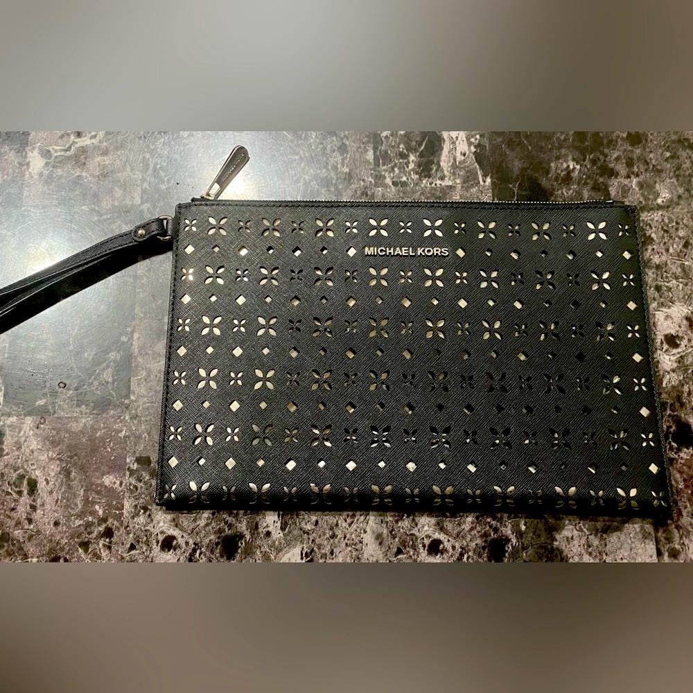 EUC Michael Kors large wristlet/clutch measurements included in listing
